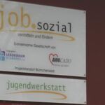 Schild mit Logos von job.sozial und jugendwerkstatt
