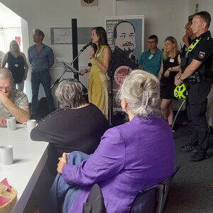 Bild der Eröffnungsveranstaltung eines Projekts für wohnungslose Menschen in Cuxhaven