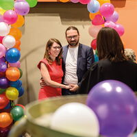 Vikarin Lina segnet das Paar Diana Kästner und Ralph Koglin unter bunten Ballons zur Hochzeit.