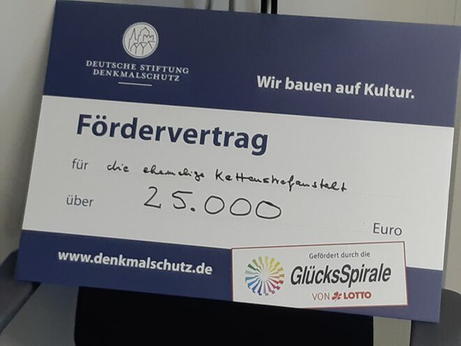 Bild des Fördervertrags über 25.000 Euro der Deutschen Stiftung  Denkalschutz, gefördert durch die GlücksSpirale von Lotto.