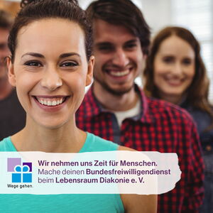 Drei junge Menschen lächeln ins Bild