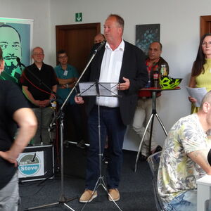 Bild der Eröffnungsveranstaltung eines Projekts für wohnungslose Menschen in Cuxhaven