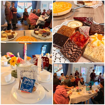 Eine Gruppe von Menschen genießt Kuchen und Tee bei einer gemütlichen Veranstaltung mit festlicher Atmosphäre.