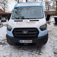 Ein neues Gruppenfahrzeug für das Wichernhaus steht auf einem verschneiten Parkplatz, bereit für den Einsatz.