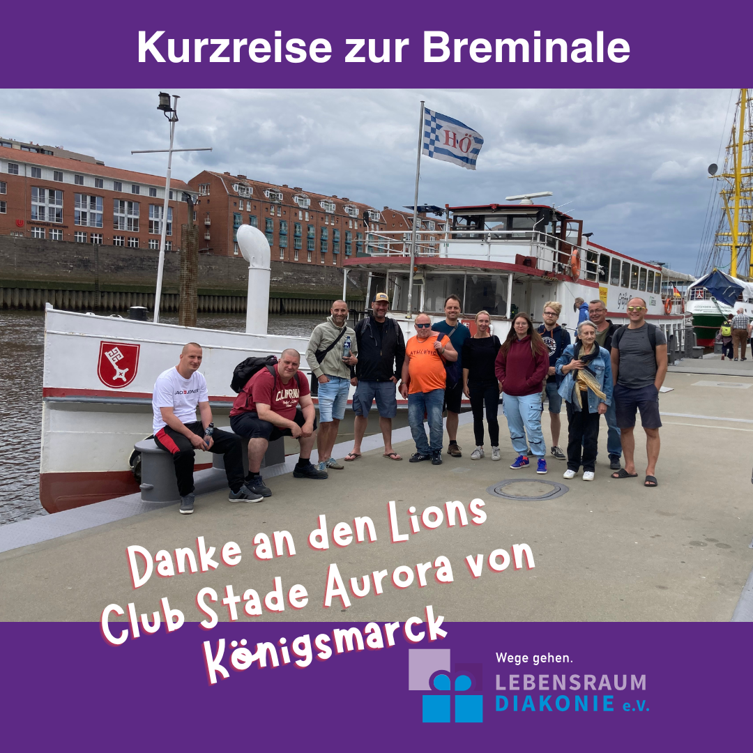 Gruppe von Menschen am Hafen mit einem Schiff, die an der Kurzreise zur Bremerinale teilnehmen. | © Lebensraum Diakonie