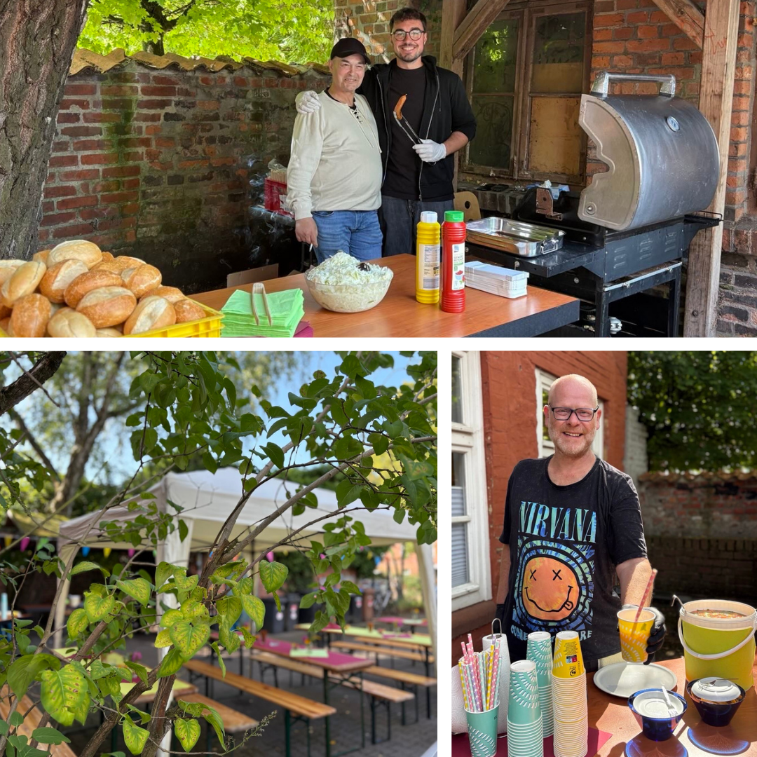 Zwei Männer bereiten auf einem Sommerfest im Wendepunkt Brötchen und Würstchen an einem Grillstand vor.