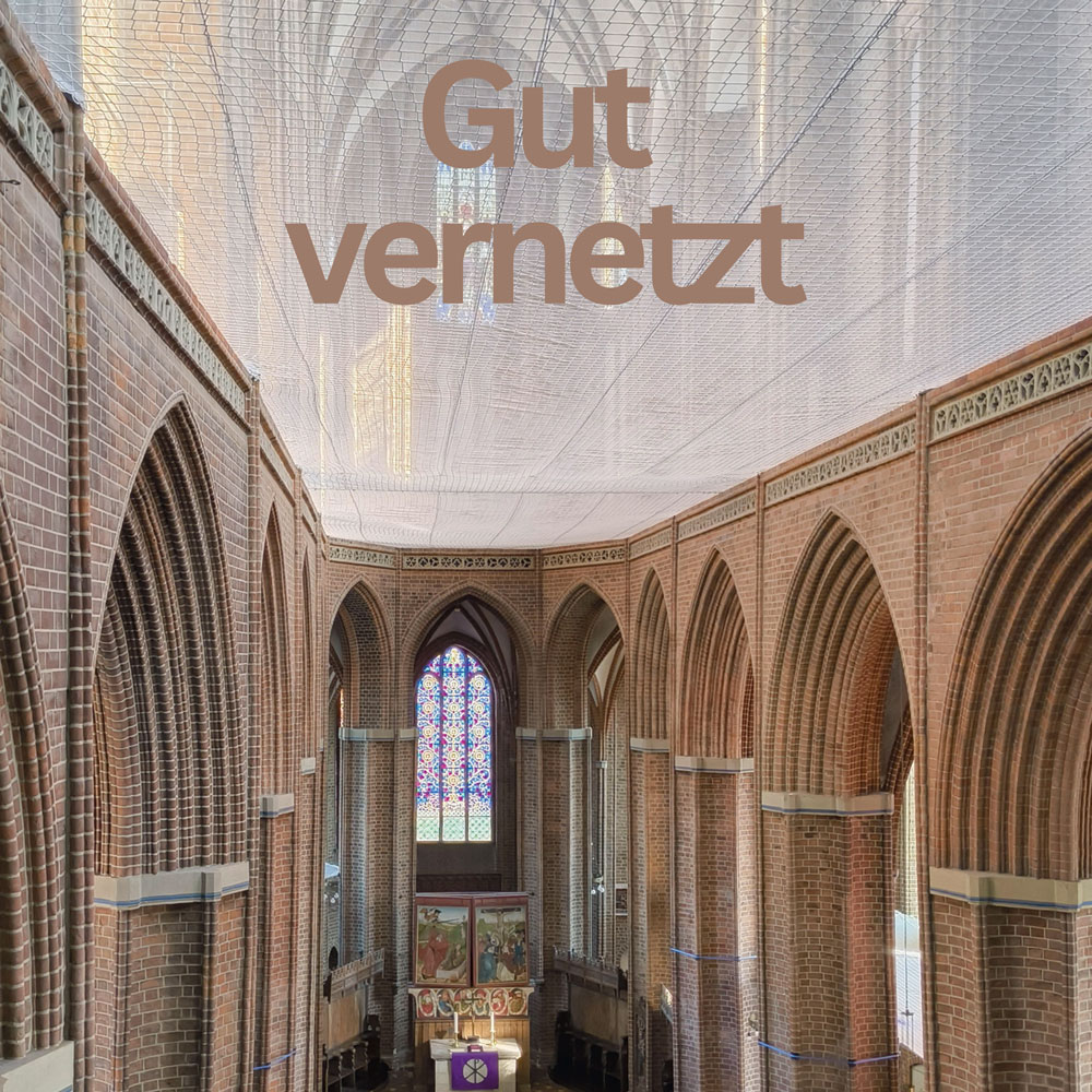 Die Innenansicht der St. Nicolai-Kirche zeigt beeindruckende gotische Architektur und ein schwebendes Netz mit dem Wort "Gut vernetzt".