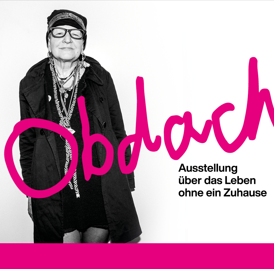 Eine Frau steht in einem schwarzen Outfit neben dem Titel "Obdach" und dem Text über das Leben ohne Zuhause.