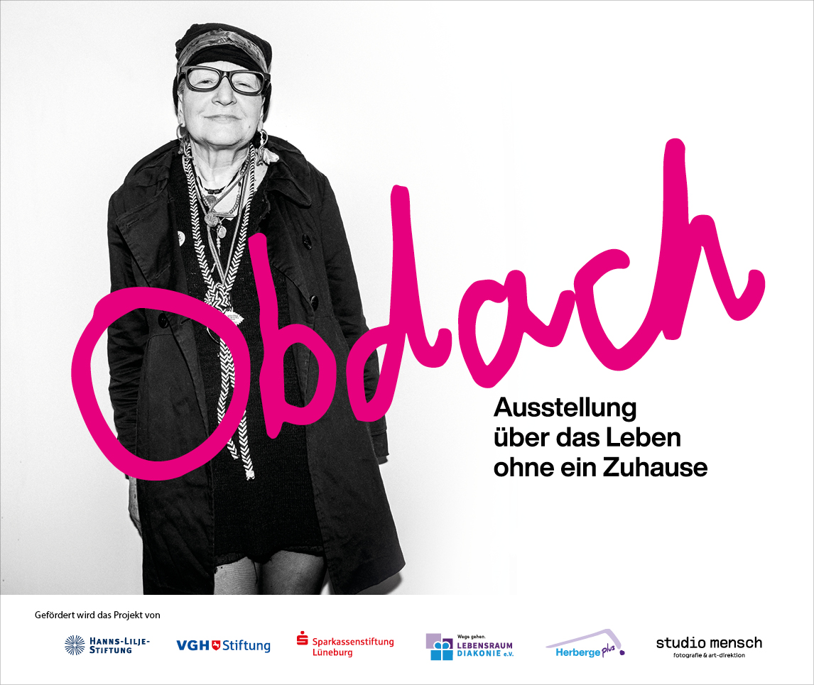 Eine Frau präsentiert die Ausstellung „Obdach“ über das Leben ohne ein Zuhause in Uelzen.