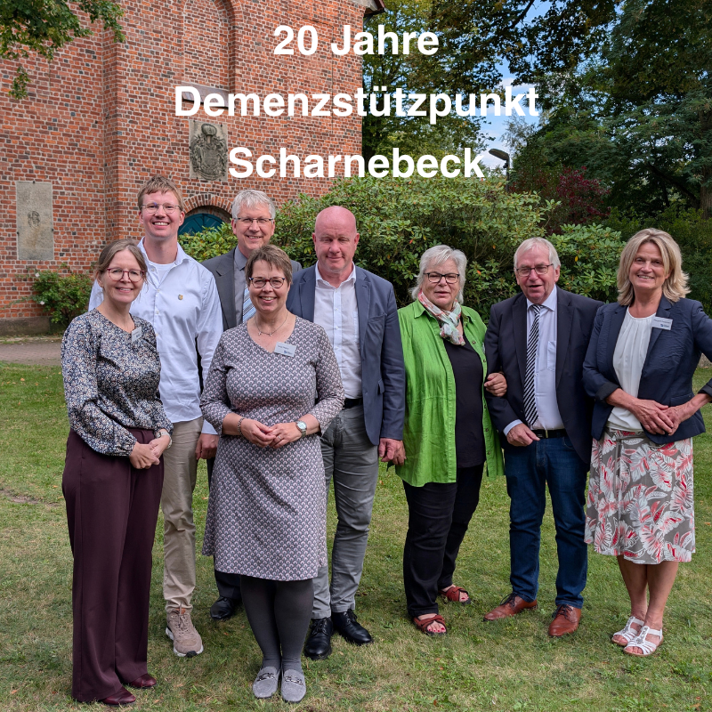 Feier zum 20-jährigen Bestehen des Demenzstützpunkts Scharnebeck mit einer Gruppe von Fachleuten im Freien.