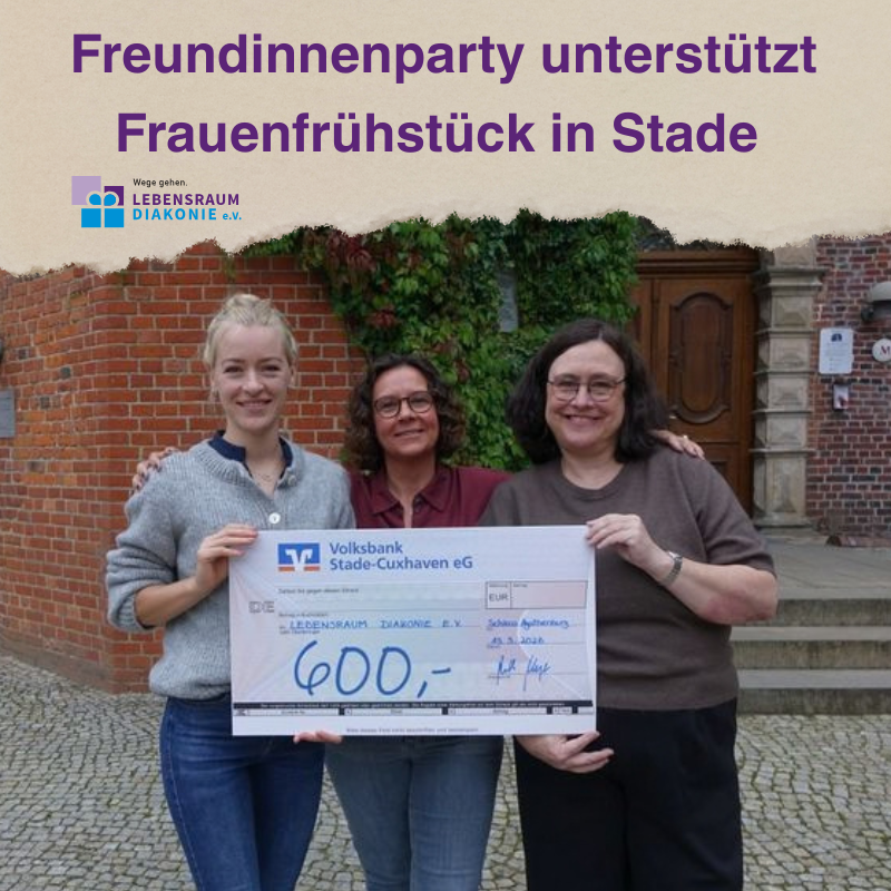 Drei Freundinnen übergeben stolz einen Scheck über 600 Euro für das Frauenfrühstück in Stade.