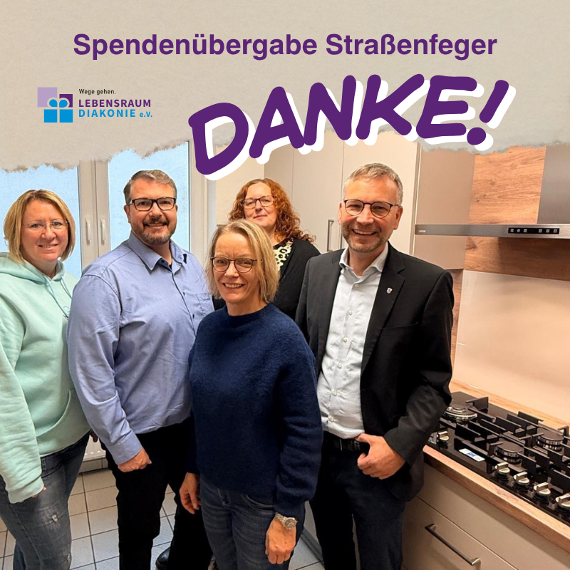 Bei der Spendenübergabe von Straßenfeger bedanken sich die Teilnehmer mit einem Lächeln in einer modernen Küche.