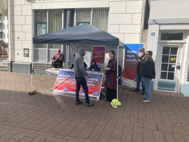 Infostand draußen mit Menschen