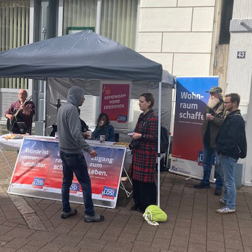 Infostand draußen mit Menschen