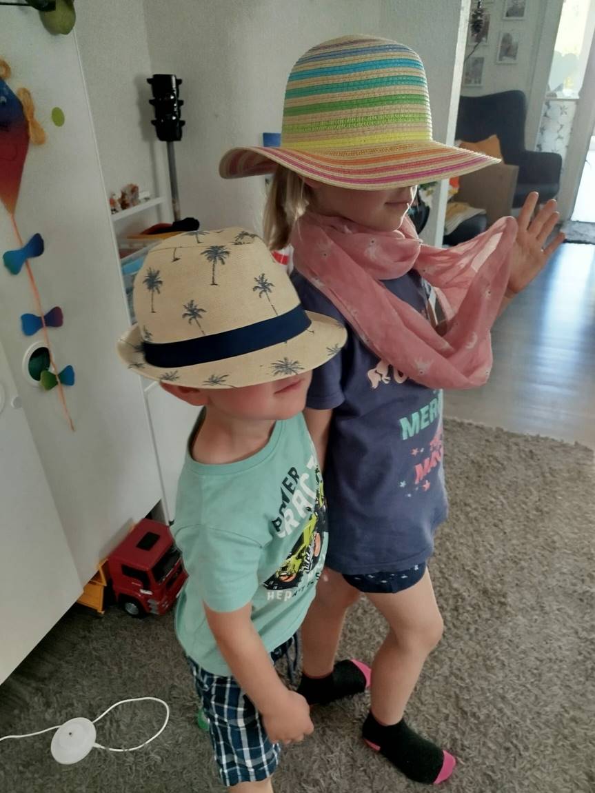 Zwei Kinder die sich verkleidet haben