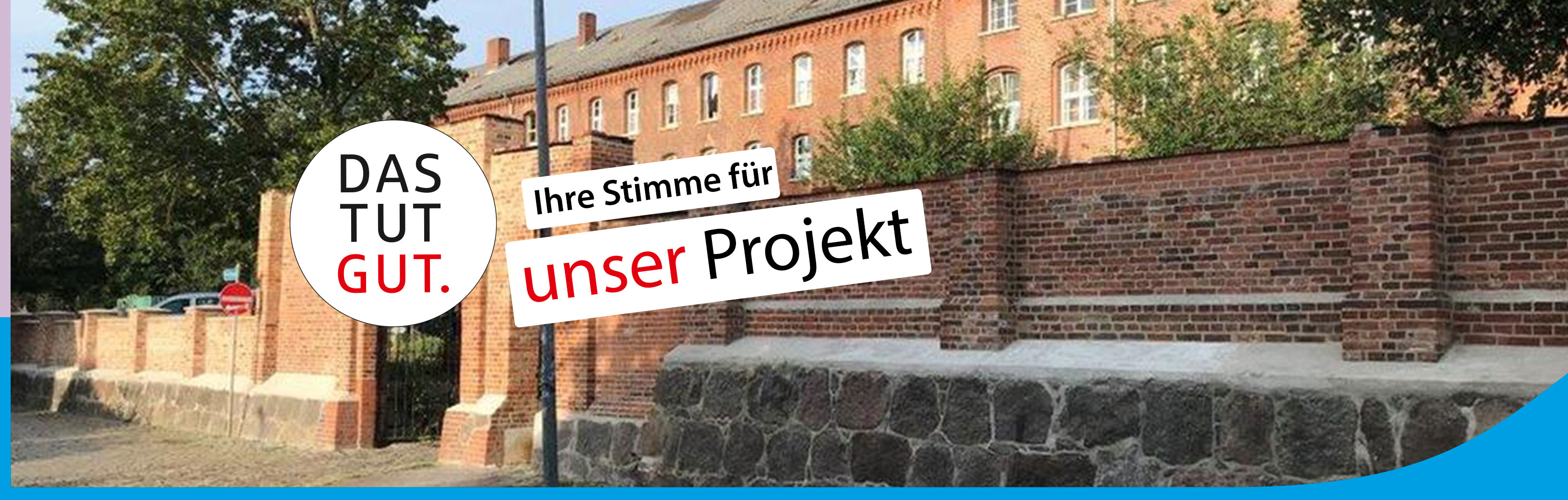Das Bild zeigt eine historische Backsteinmauer und wirbt mit dem Slogan "Das tut gut" für ein Projekt.