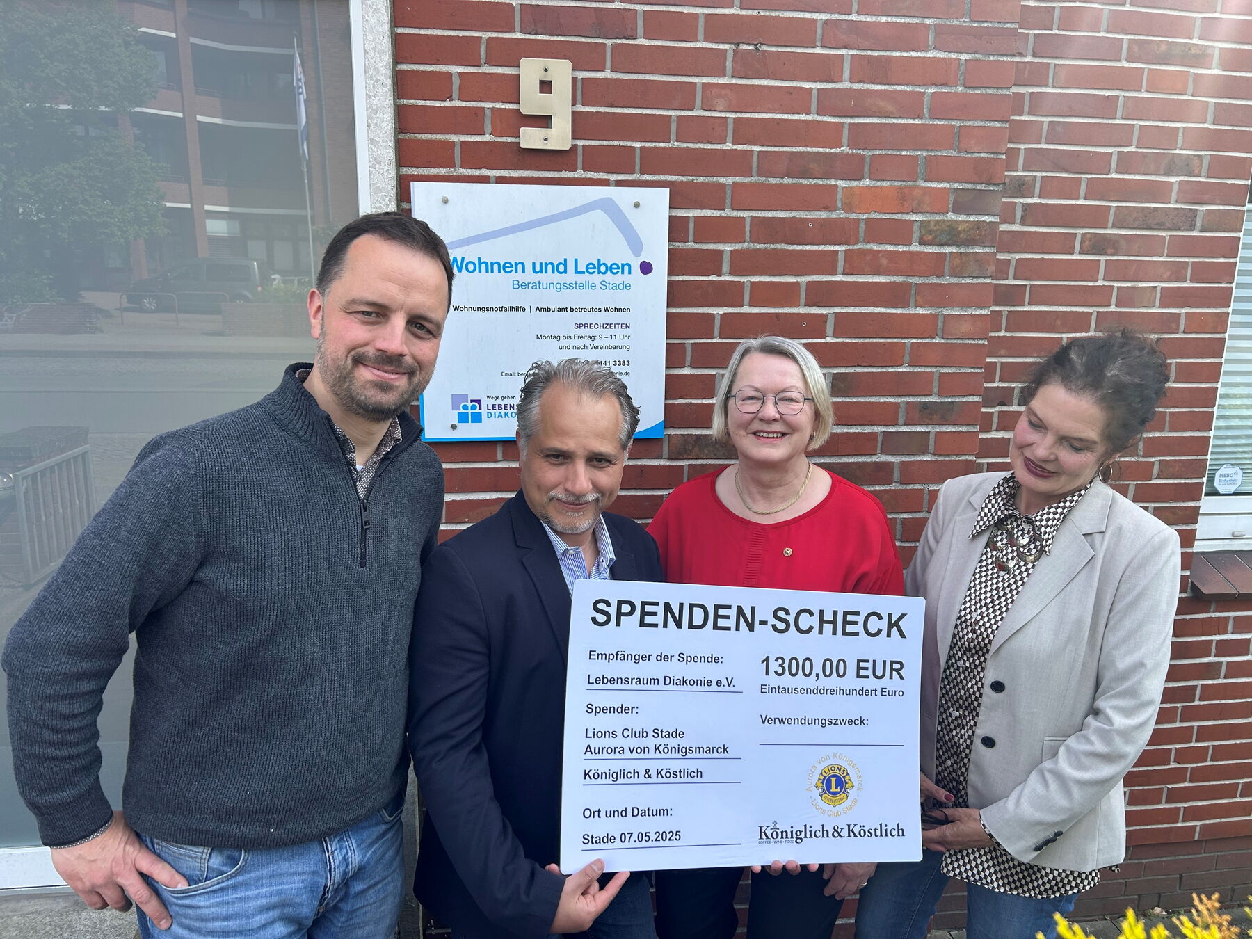 Spendenübergabe vor unserer Beratungsstelle: v.l.n.r. Matthias Lauer, Amir Afschartabbar, Prof. Dr. Sabine Elfring, Andrea Klefke