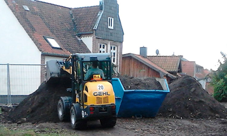 Bagger bei Bauarbeiten am Mauerwerk der HerbergePlus.