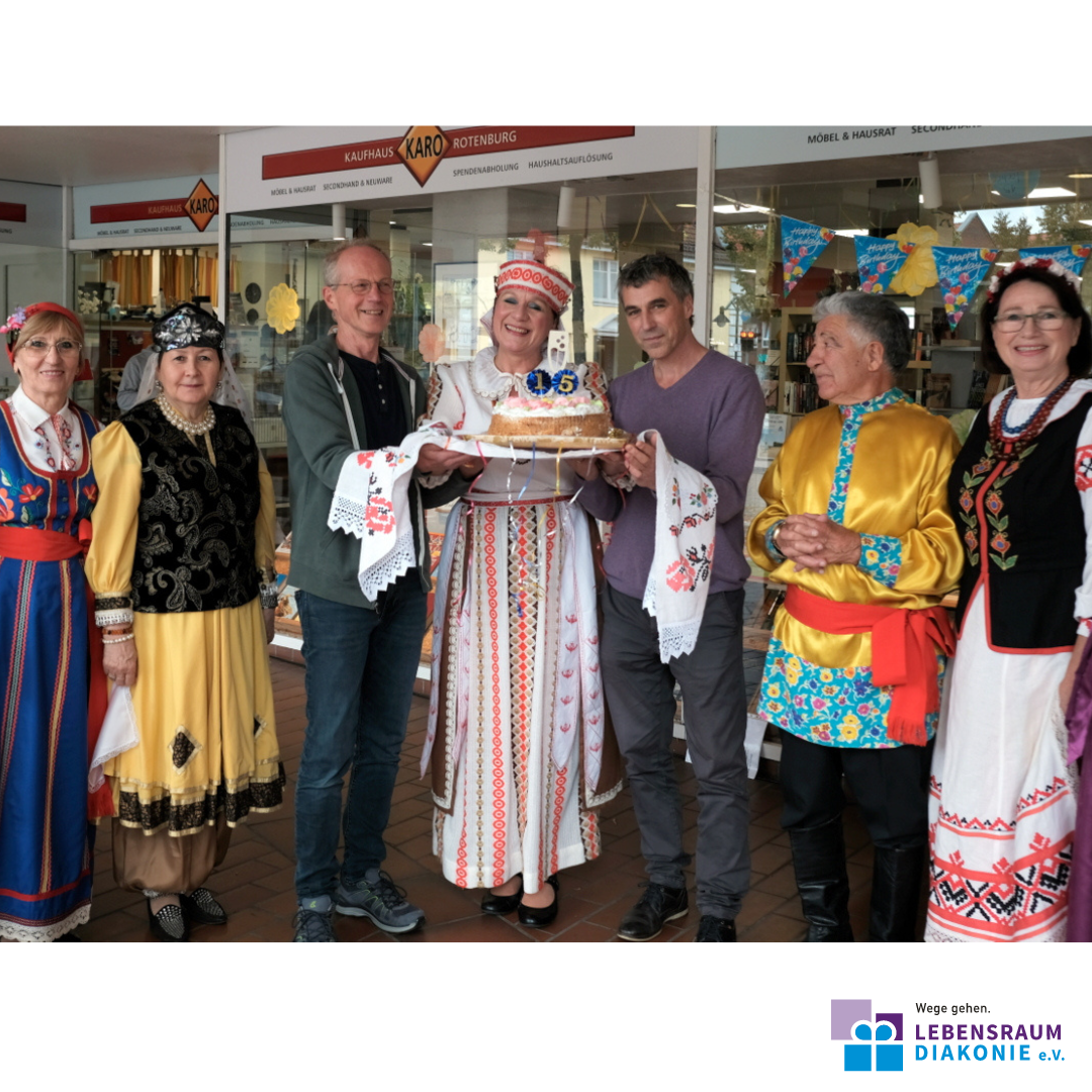 Gruppenbild mit Tortenübergabe zum Jubiläum des Kaufhaus KARO in Rotenburg
