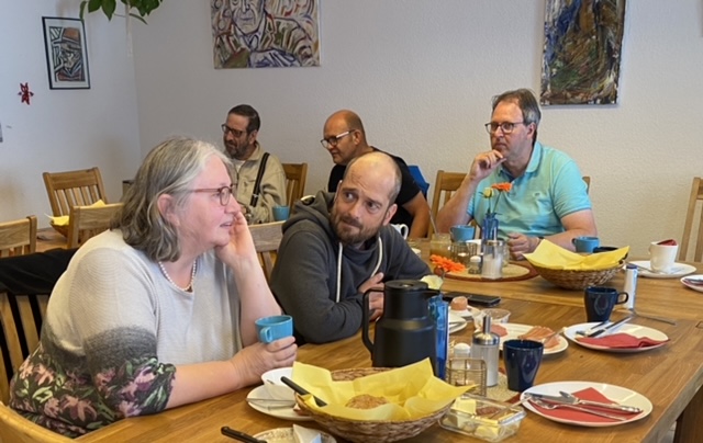 Menschen am Frühstückstisch des Stövchens