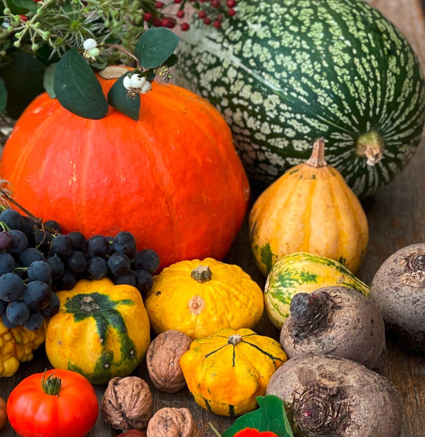 Bild mit herbstlichen Gemüsen, Früchten und Nüssen