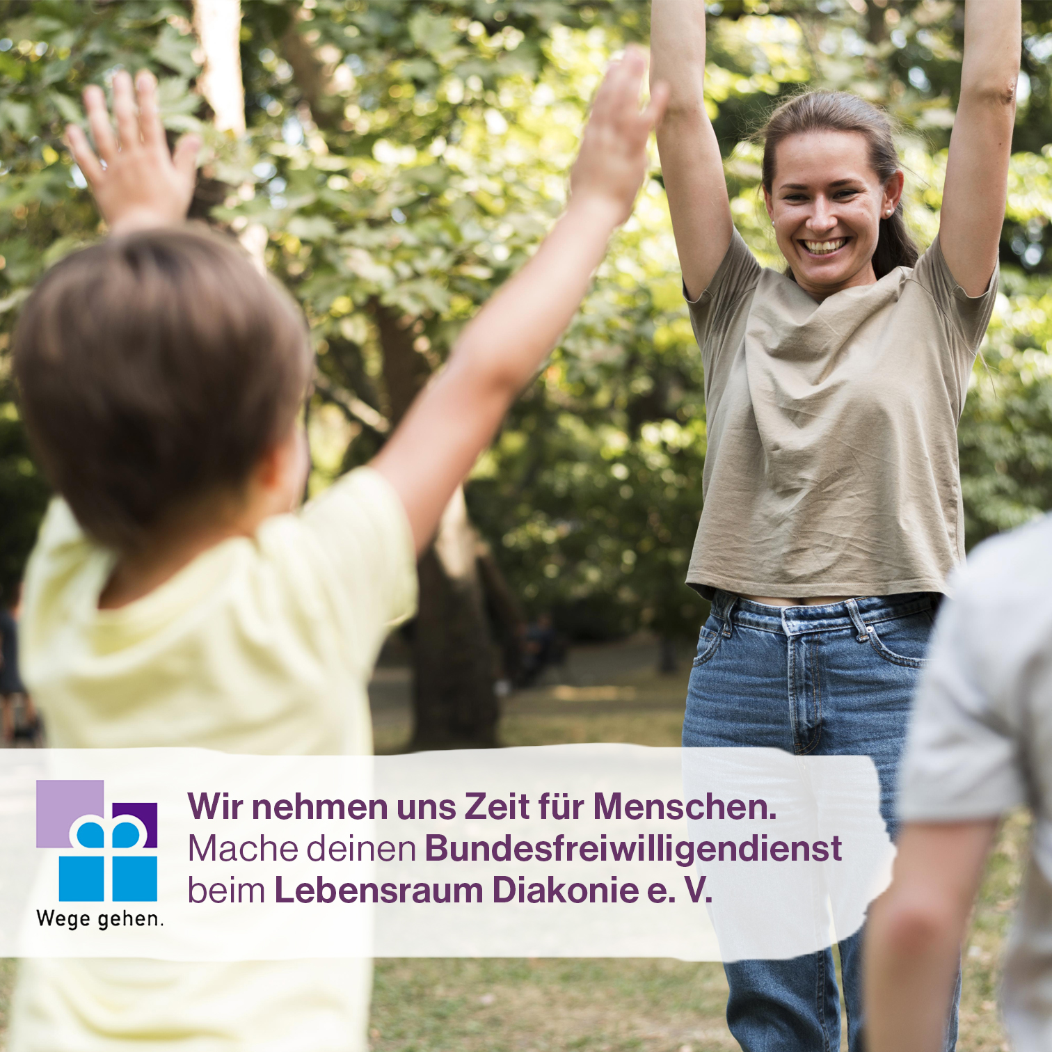 Frau mit zwei Kindern spielen in der Natur