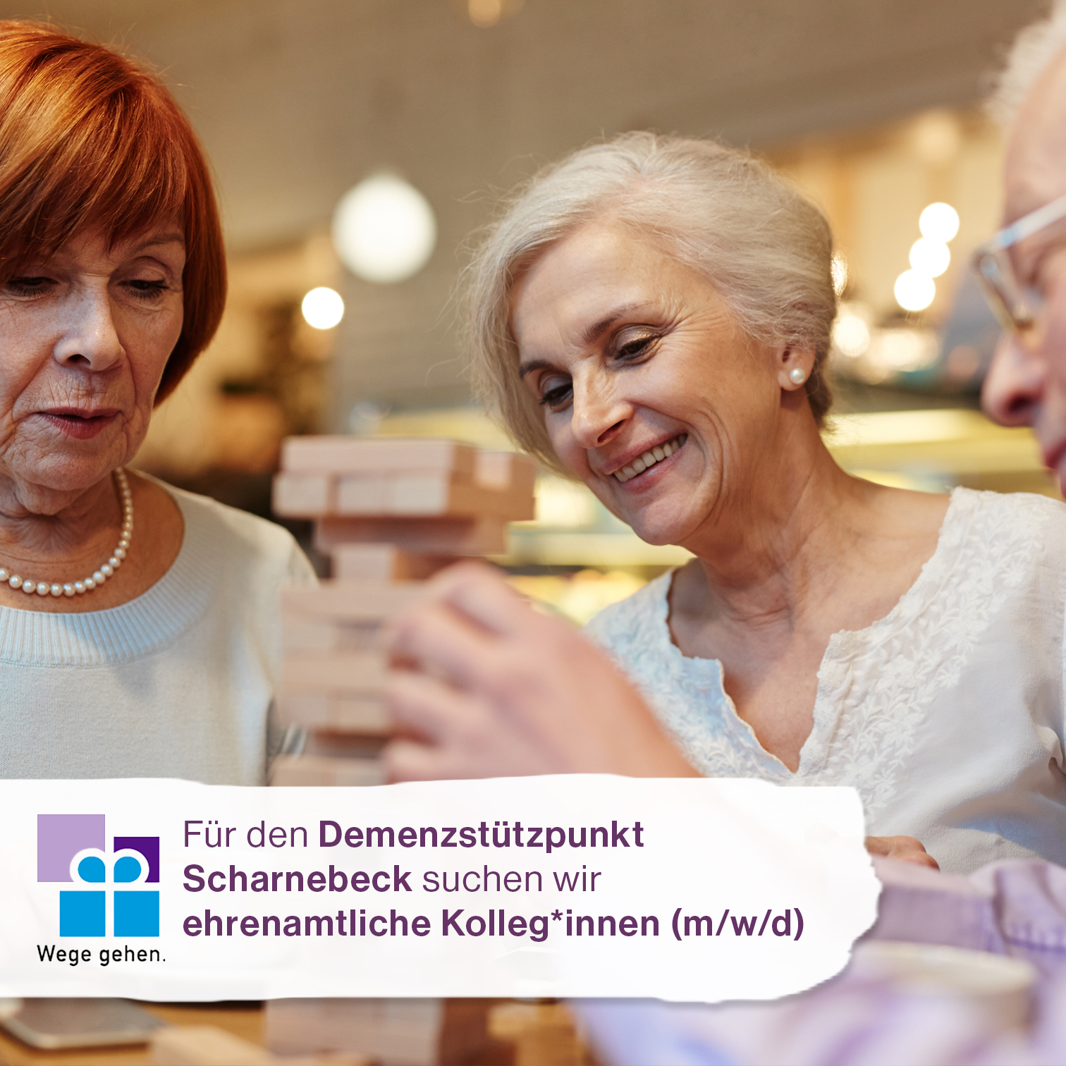 ältere Personen spielen Jenga gemeinsam