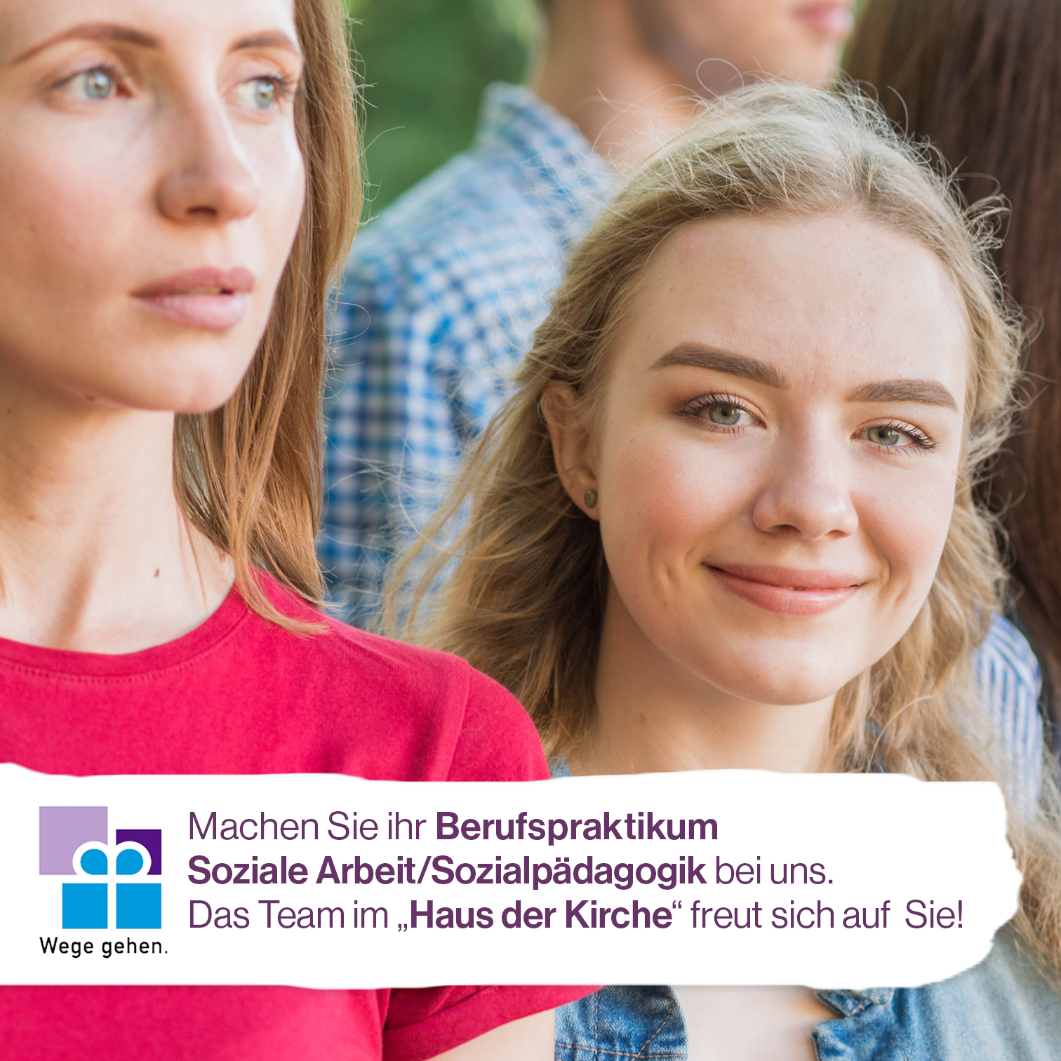 Weibliche Person lächelt ins Bild