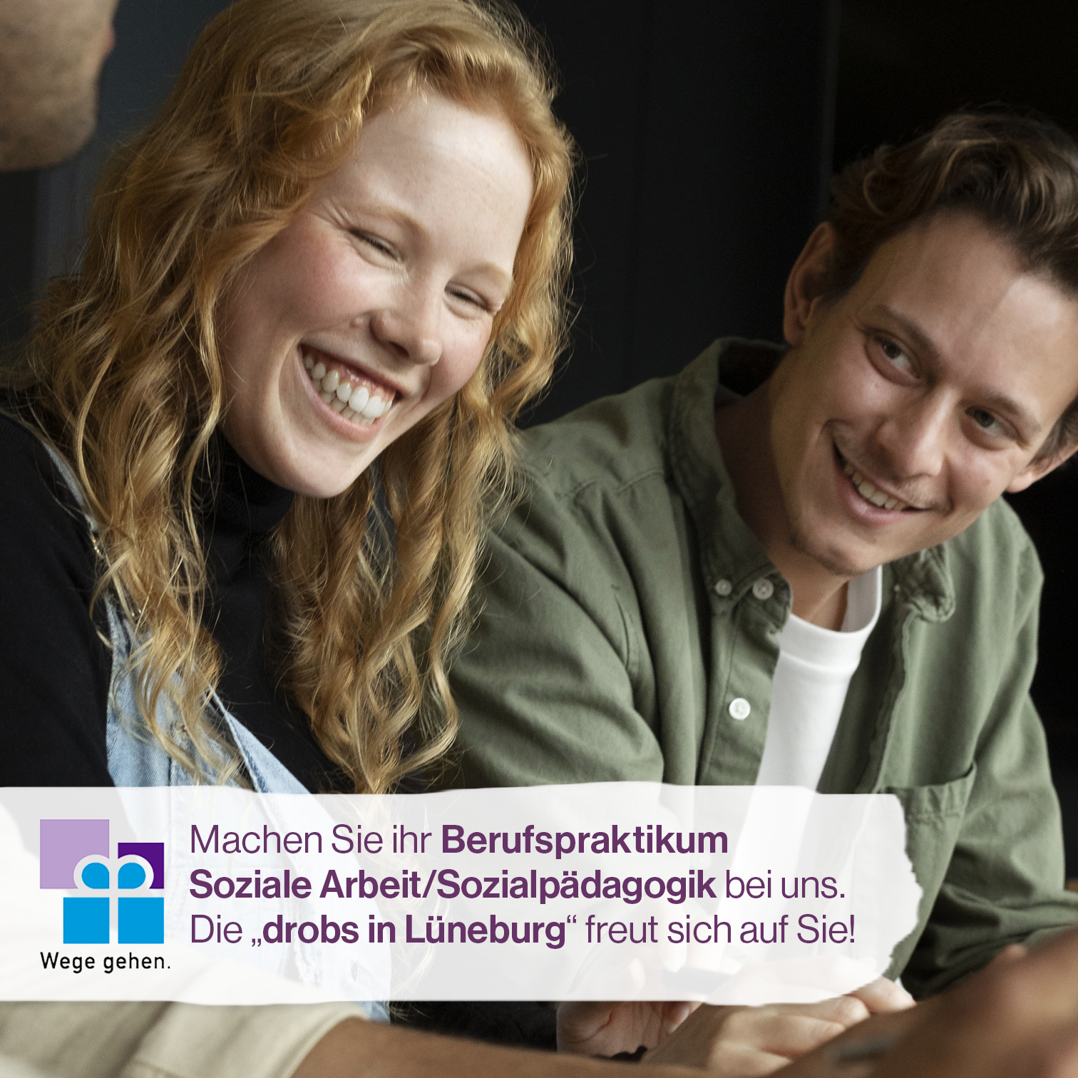 Mehrere Menschen unterhalten sie zufrieden