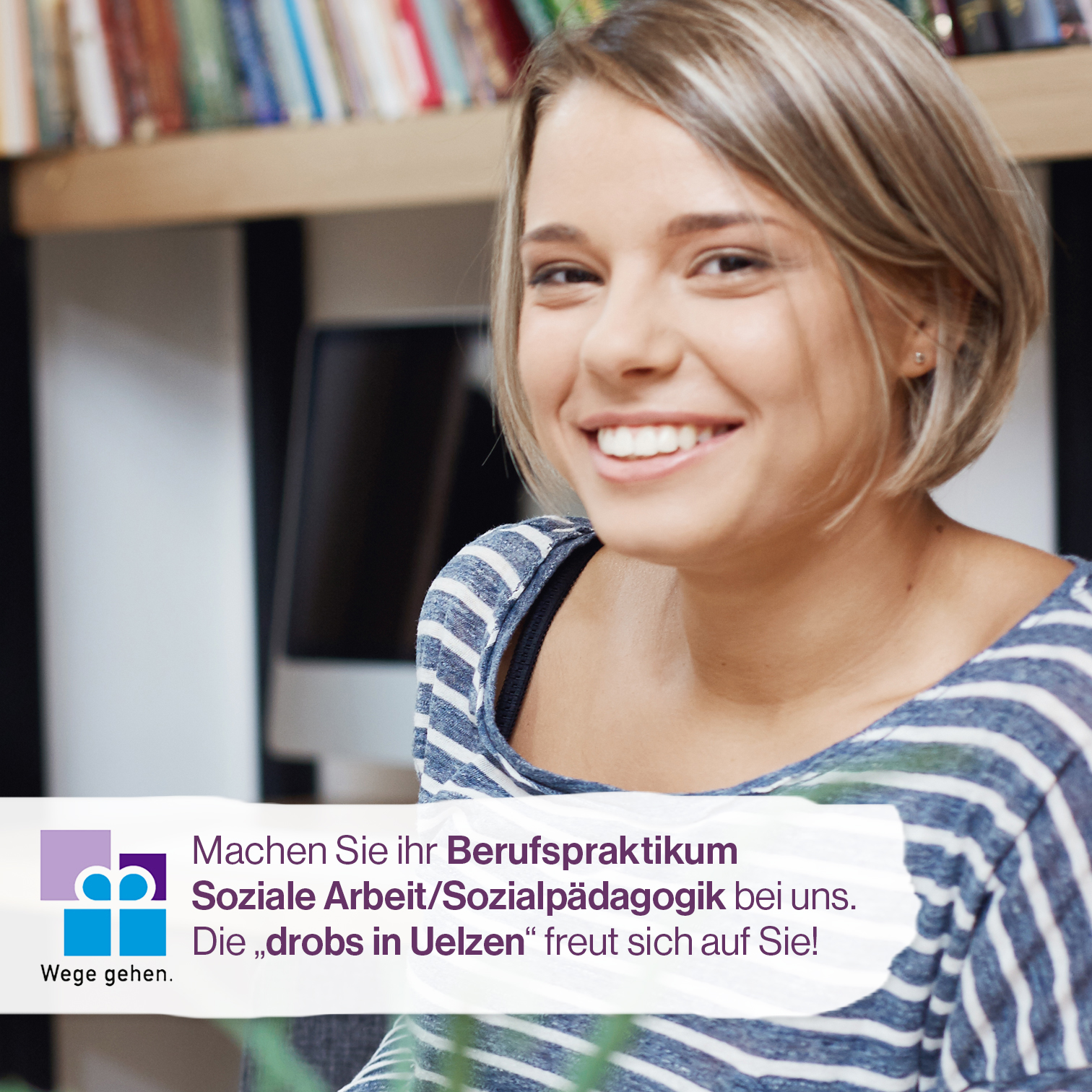 Weibliche Person lächelt ins Bild