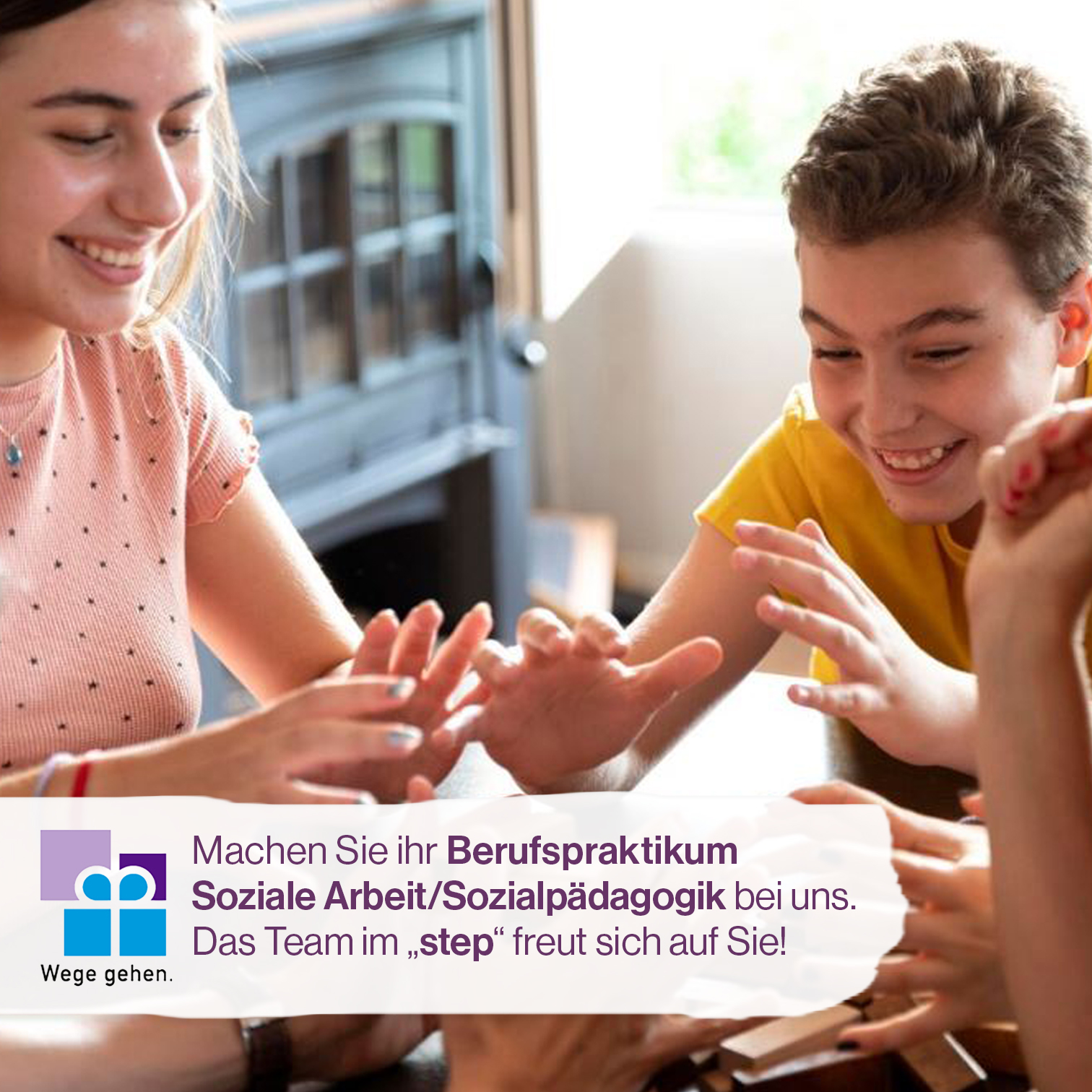 mehrere Personen spielen Jenga miteinander