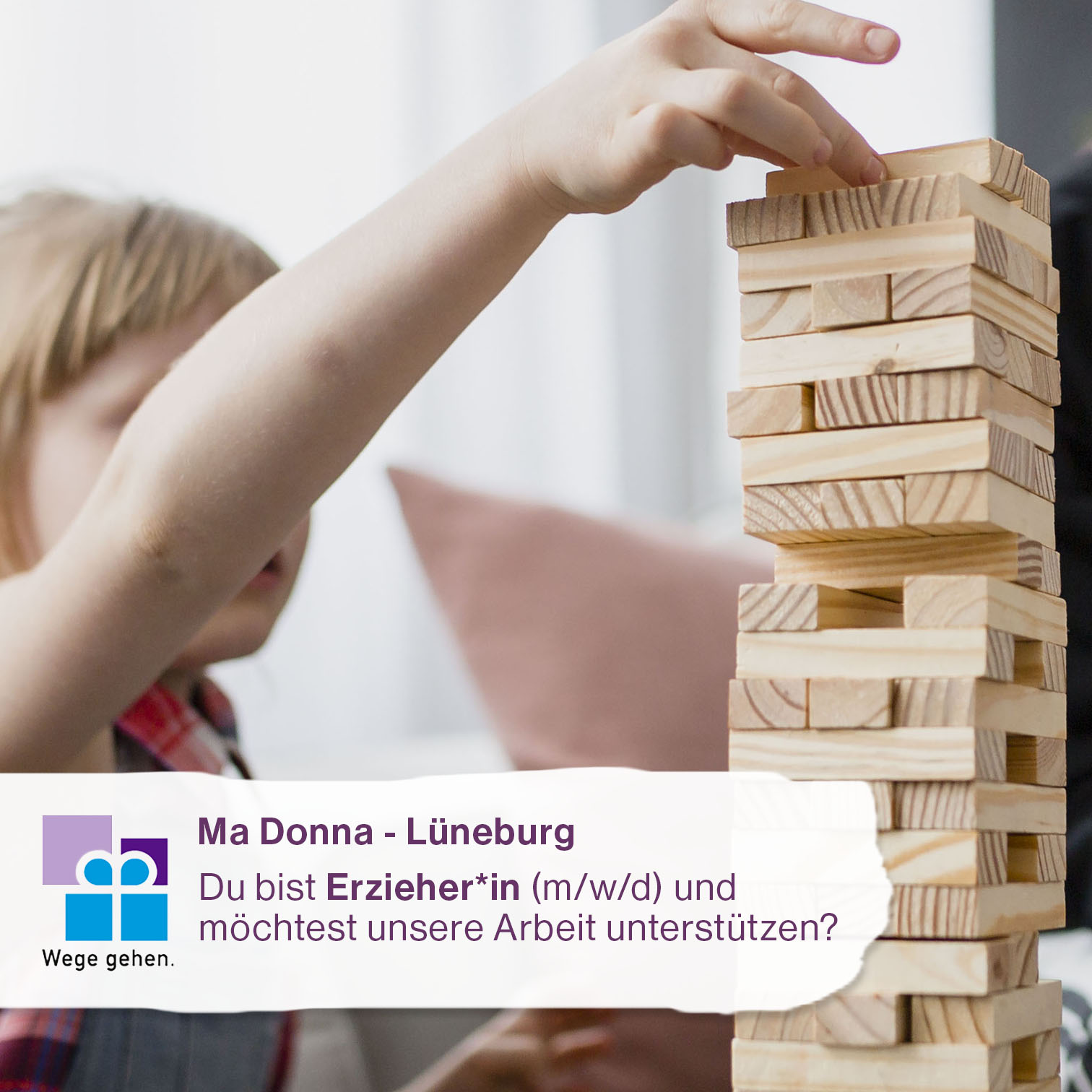 Abbildung einer Kinderhand die einen Jengaturm baut, davor Hinweis auf Stellengesuch Erzieher*in