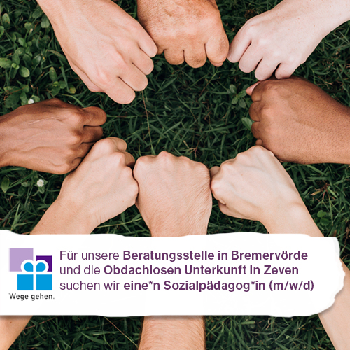 Gruppe von Personen macht eine Geste als Zeichen der Teamarbeit