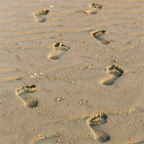 Strand mit Fussabdrücken