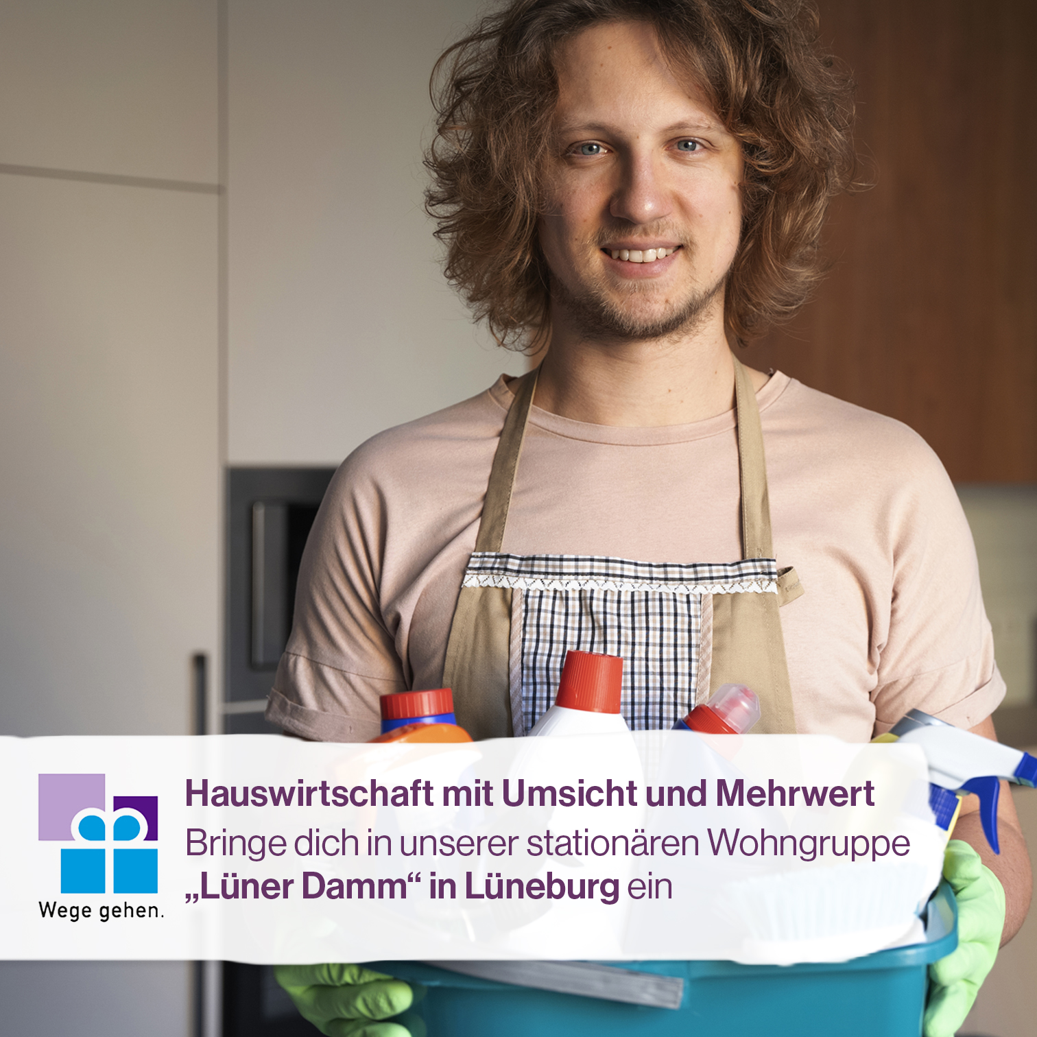 Junger Mensch schaut ins Bild und hält Putzeimer, davor Hinweis auf Stellengesuch in der Hauswirtschaftskraft
