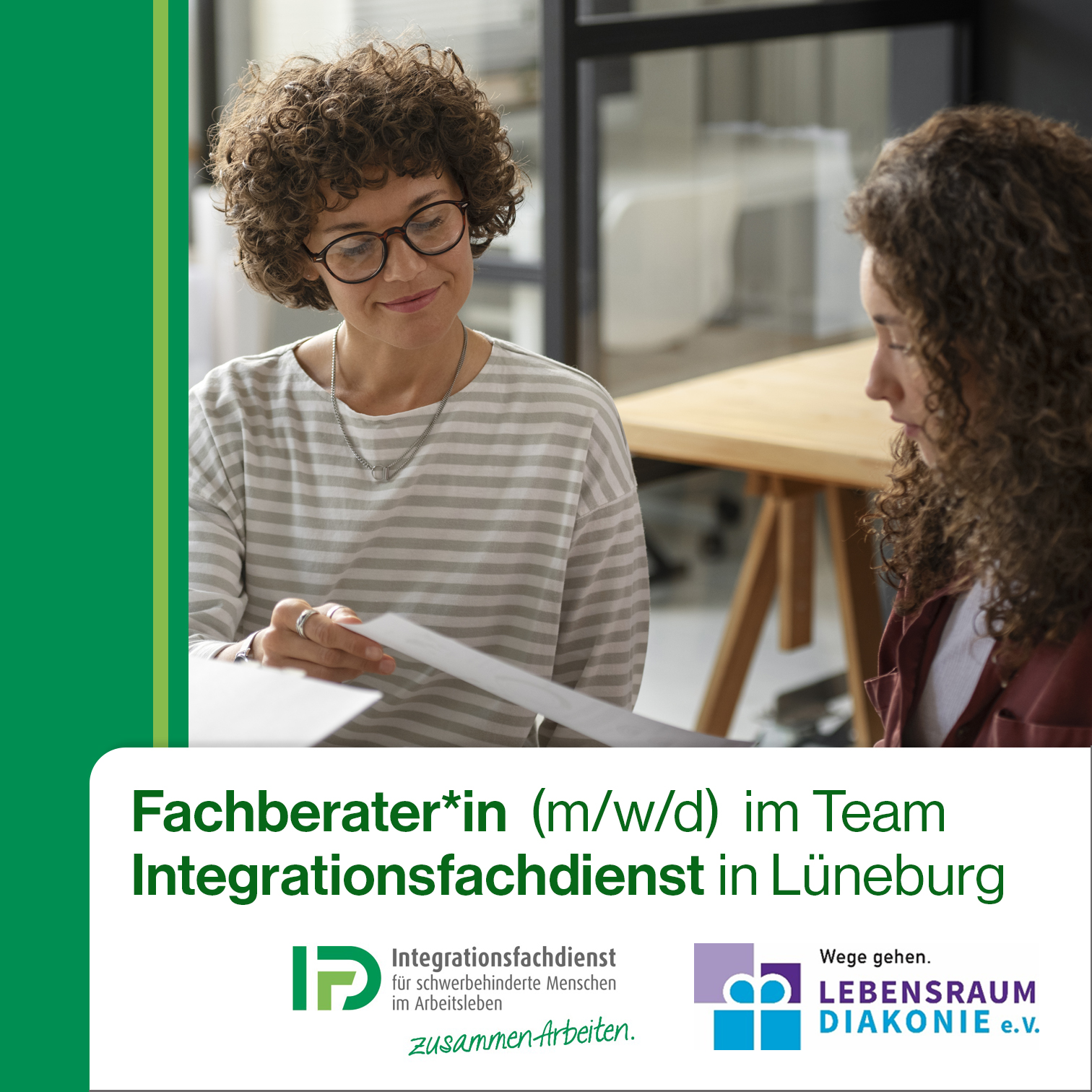 zwei Personen schauen auf ein Schreiben