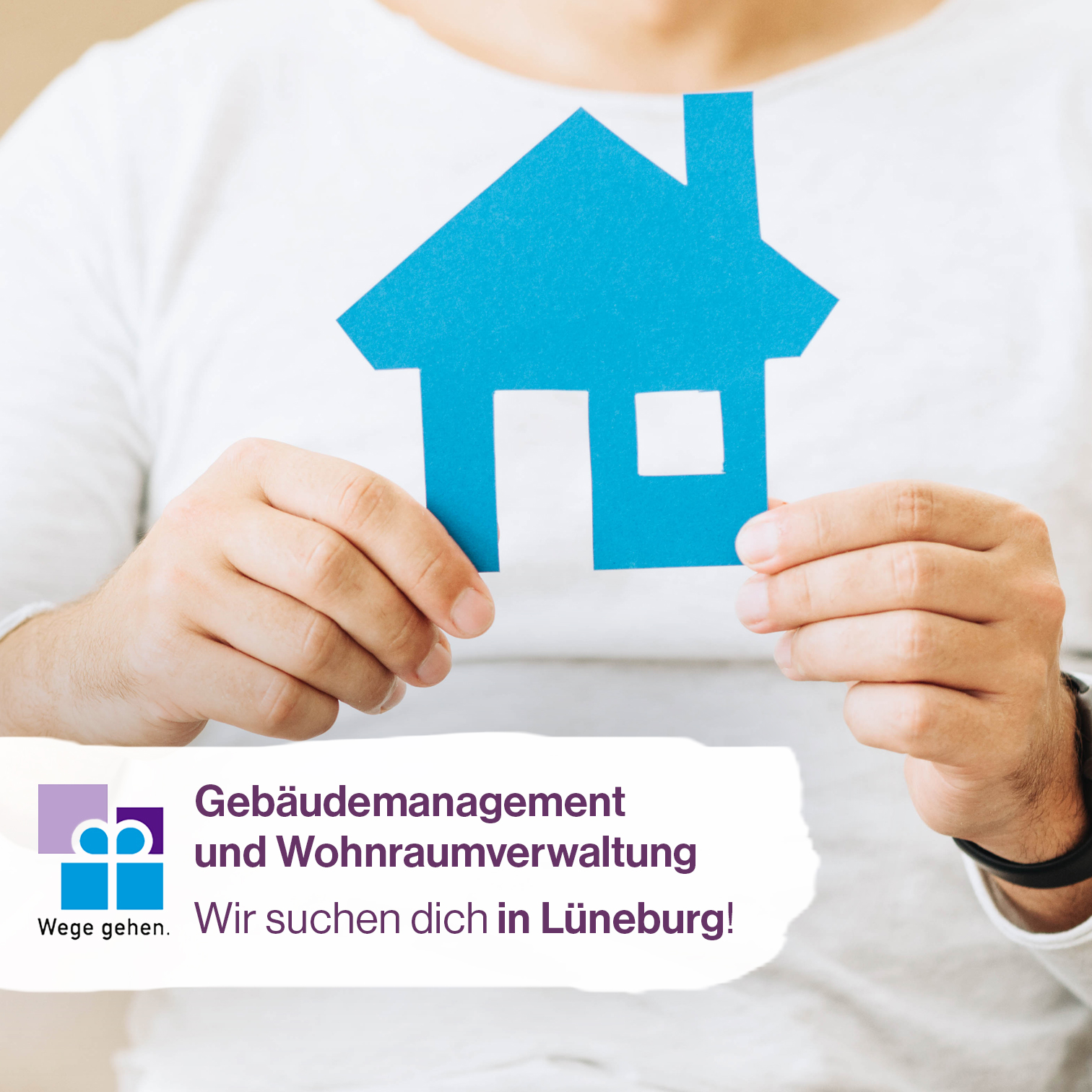 Hinweis auf Stellenangebot im Bereich Gebäudemanagement und Wohnraumverwaltung, in Hintergrund Bild einer Person die einen Scherenschnitt in der Form eines Hauses hält