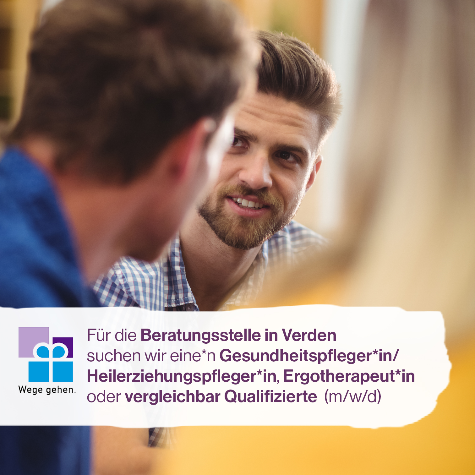 Ein Mann in einem Gespräch mit einer anderen Person, neben einem Text über eine Beratungsstelle in Verden.