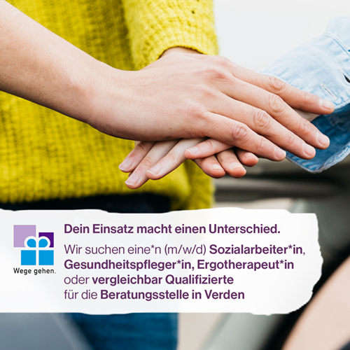 Hände sind übereinander gelegt als Zeichen von Zusammenhalt