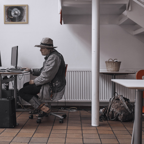 eine Person sitz am Computer