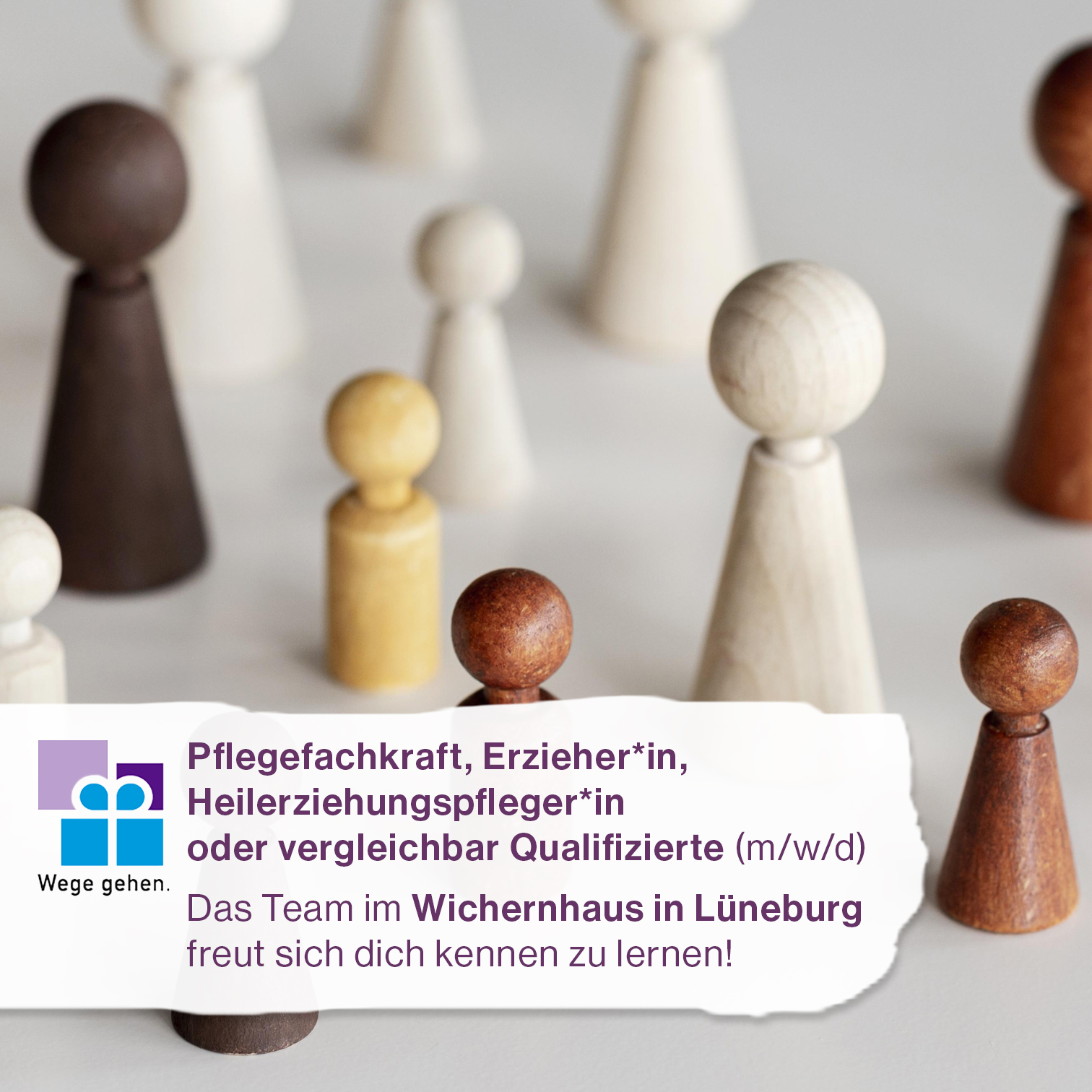 Holzspielfiguren bilden eine Gruppe, davor Banner mit Stellengesuch für das Team Betreuungsdienst