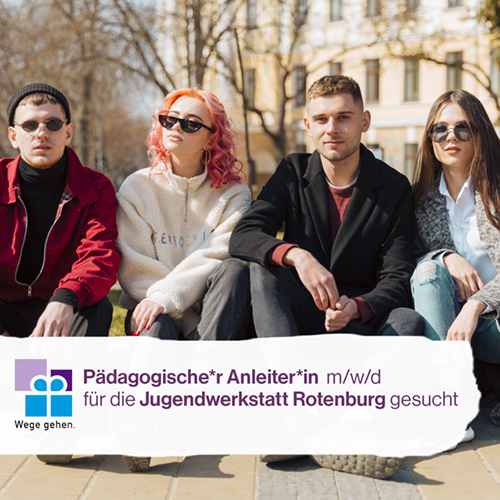 vier stylische Jugendliche sitzen auf einem Bordstein und scheuen ins Bild