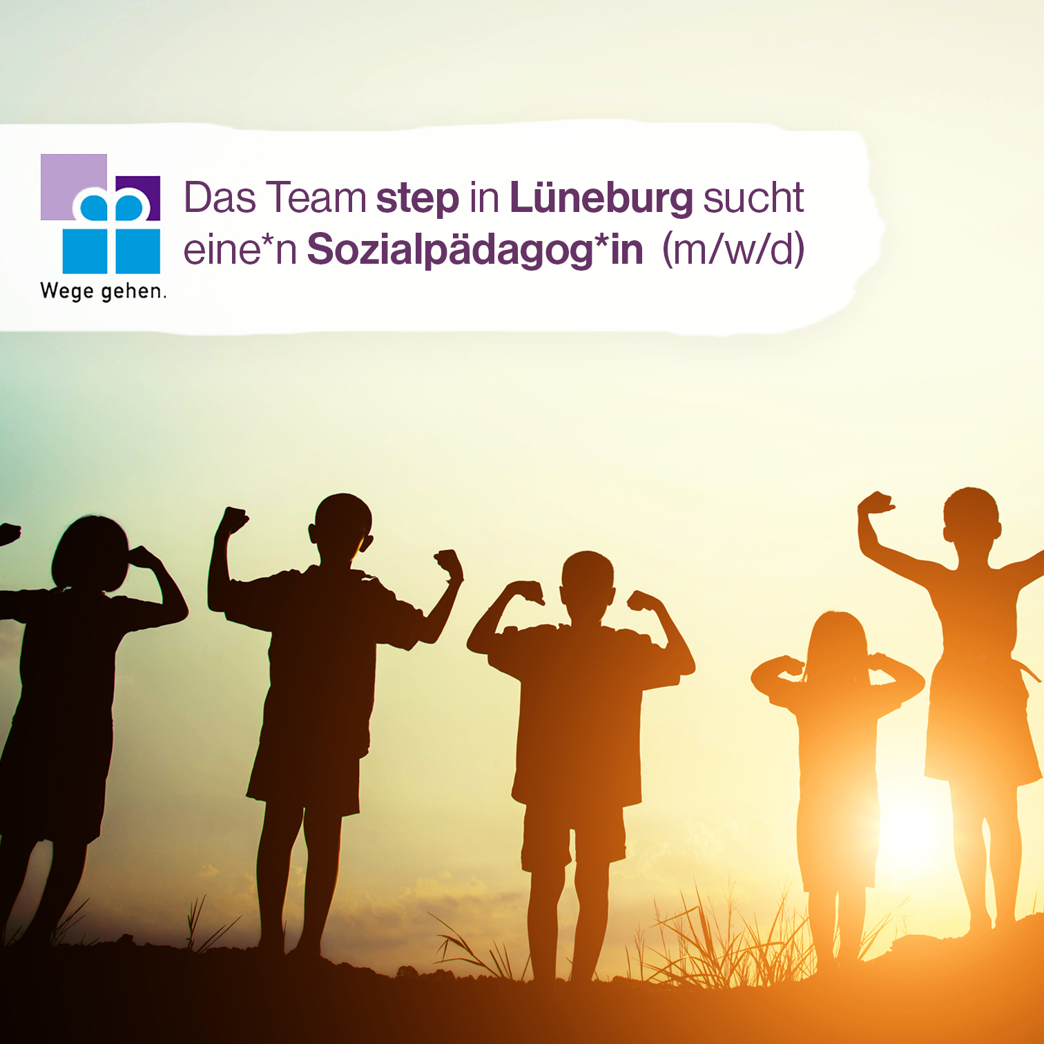 Silhouetten im Sonnenlicht von Kindern die Muskelposen zum Zeichen ihrer Stärke zeigen