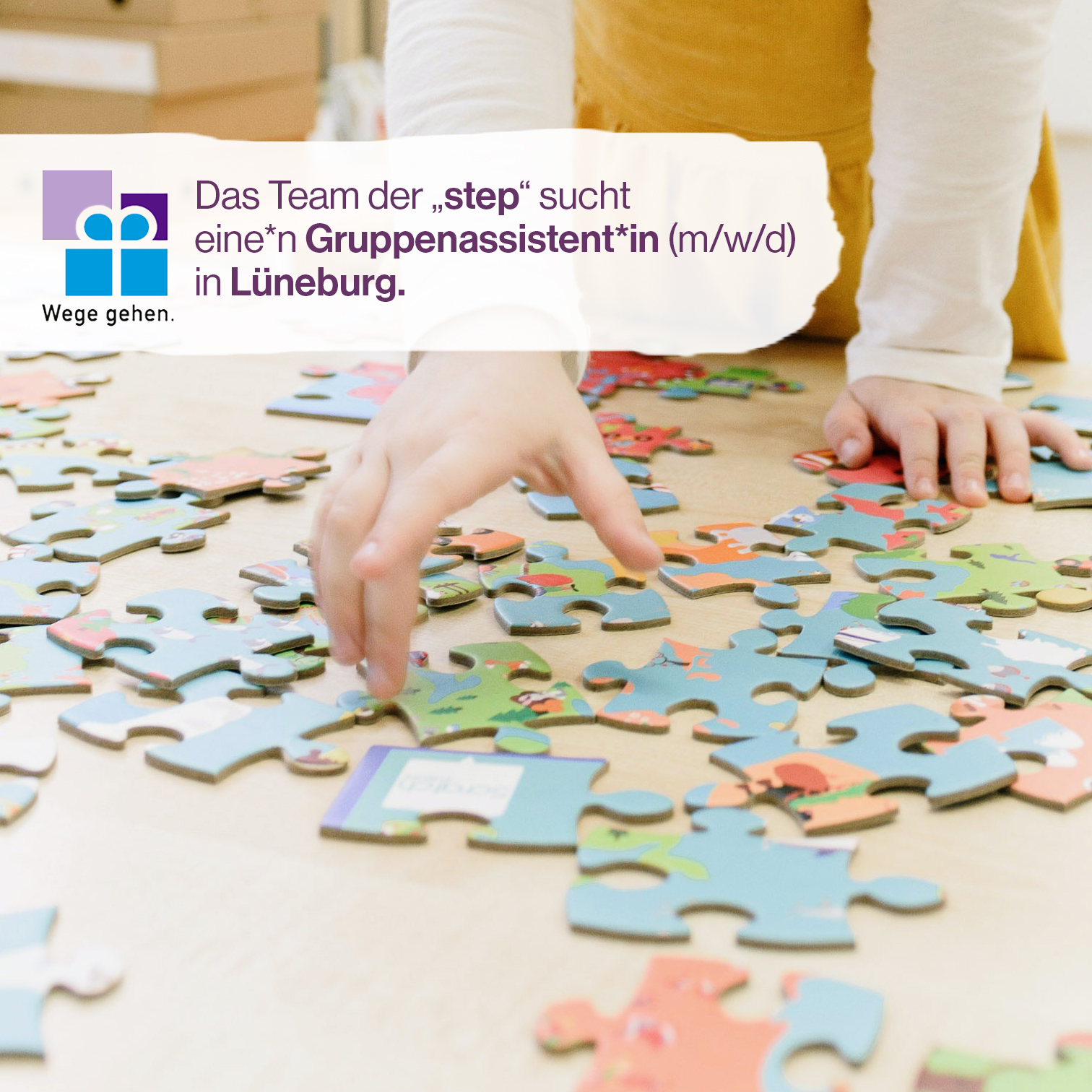 Kinderhände lösen Puzzel, im Vordergrund befindet sich ein Banner mit dem Stellengesuch Gruppenassistenz