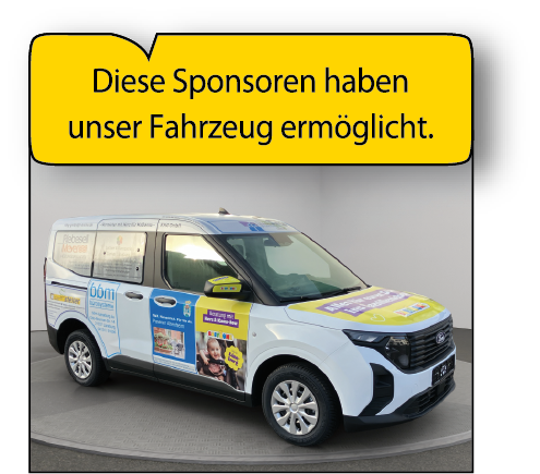 Ein bunt beschrifteter Lieferwagen steht in einem Ausstellungsraum, gekennzeichnet mit Sponsorenlogos und Werbebotschaften.