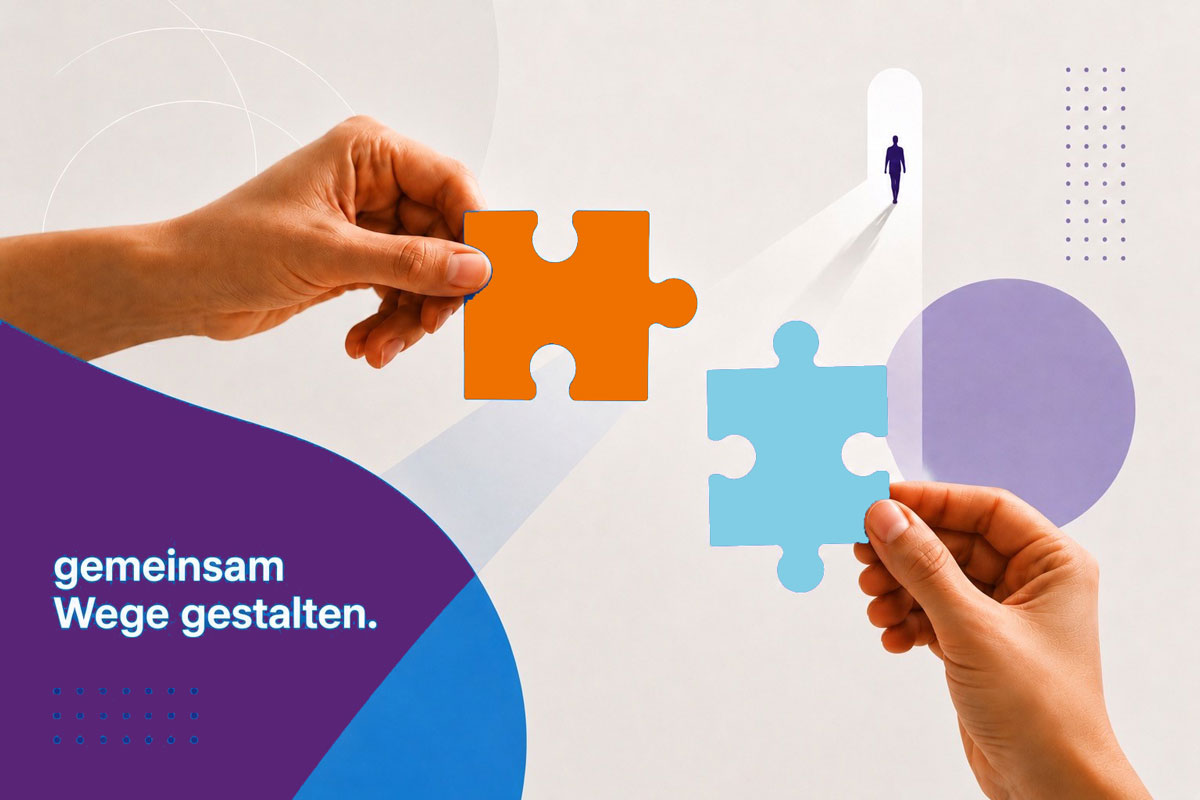 Zwei Hände halten Puzzlestücke und symbolisieren die Zusammenarbeit zum gemeinsamen Gestalten von Wegen.
