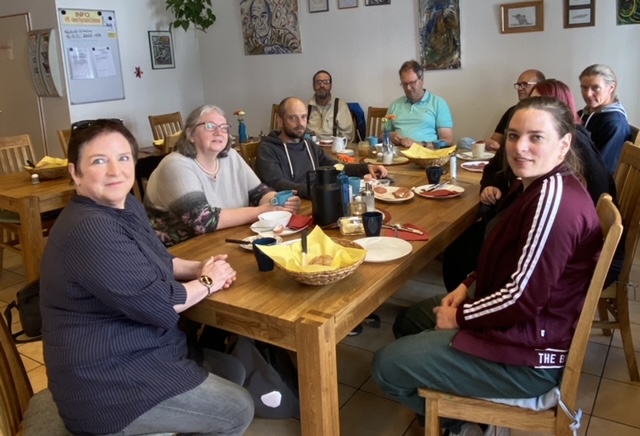 Gruppe am Frühstückstisch des Stövchens